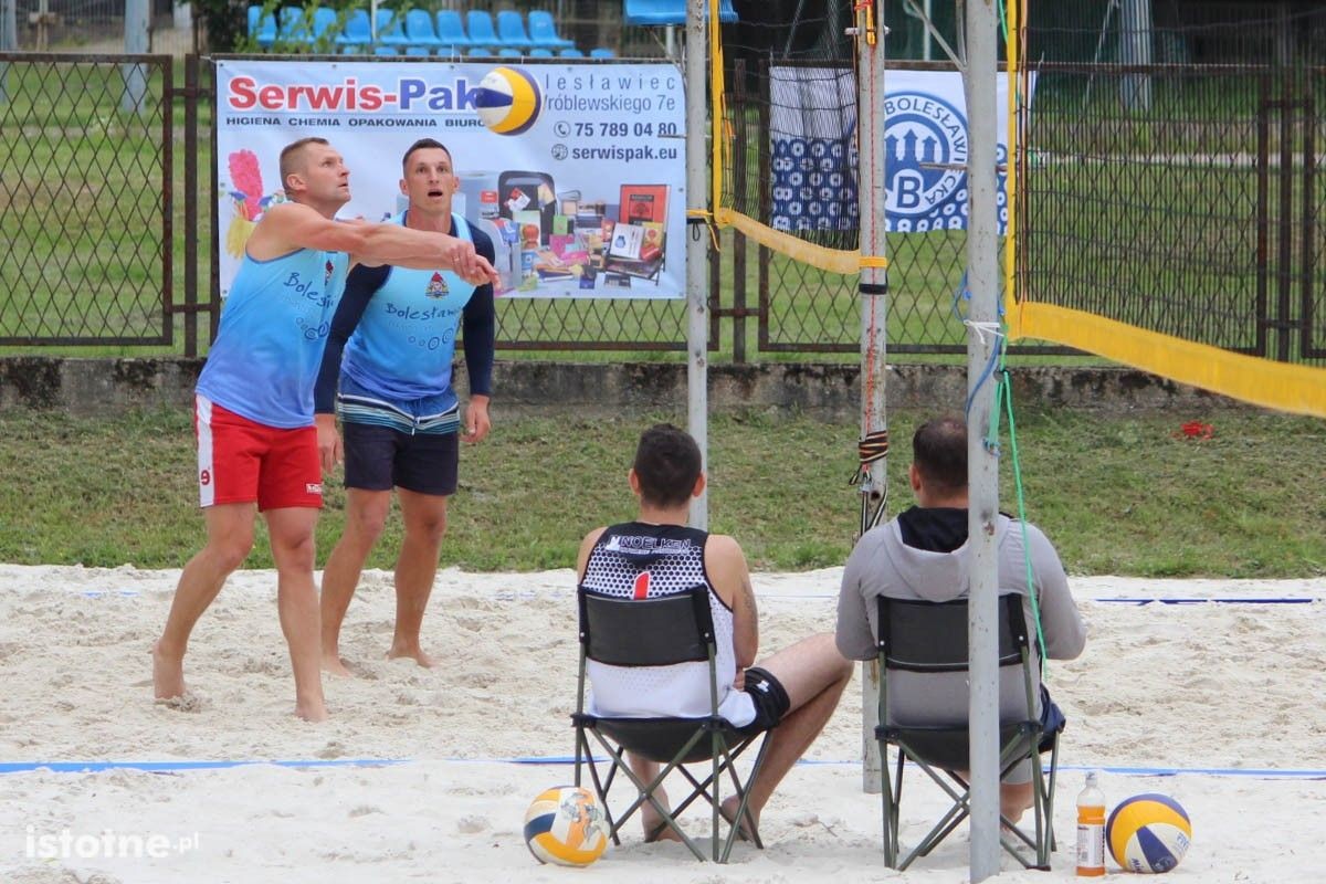 Dolnośląscy strażacy rywalizują w siatkówce plażowej w Bolesławcu