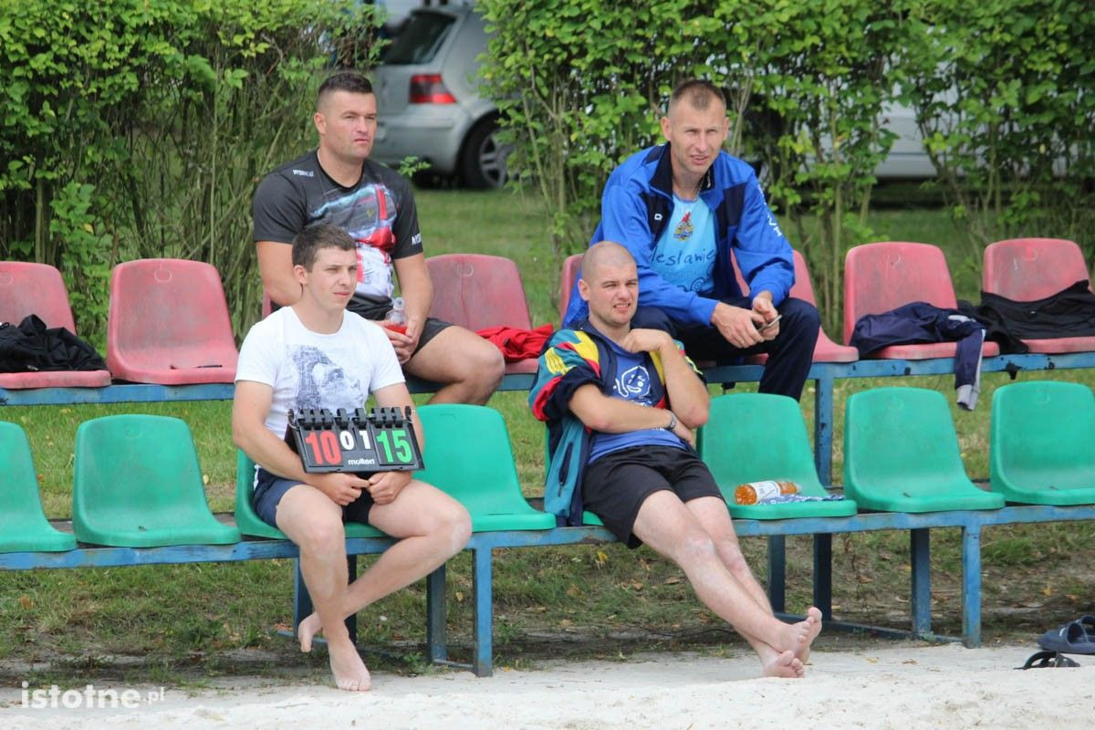 Dolnośląscy strażacy rywalizują w siatkówce plażowej w Bolesławcu