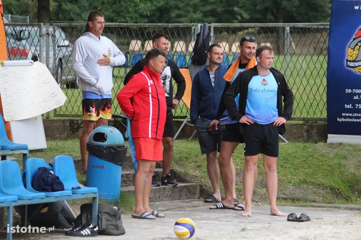 Dolnośląscy strażacy rywalizują w siatkówce plażowej w Bolesławcu