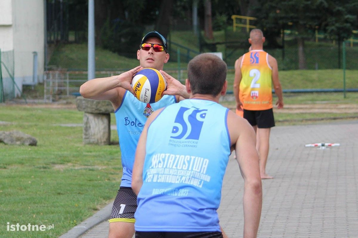 Dolnośląscy strażacy rywalizują w siatkówce plażowej w Bolesławcu