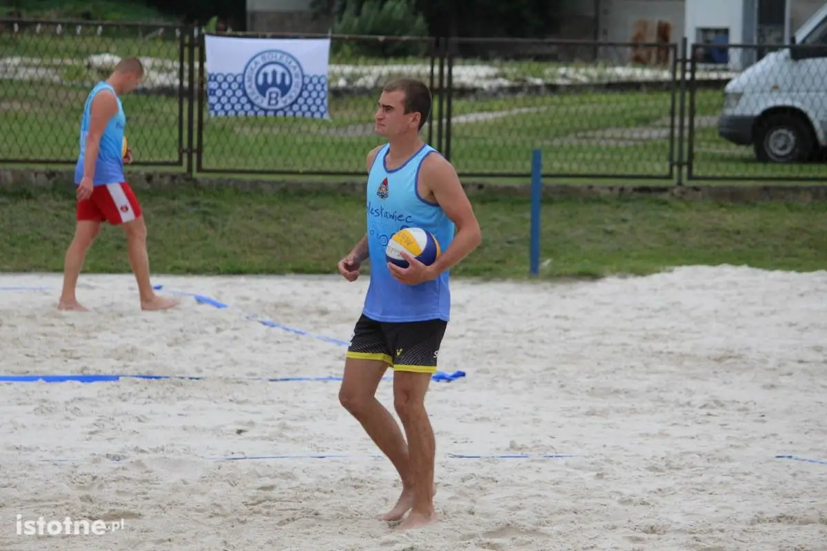 Dolnośląscy strażacy rywalizują w siatkówce plażowej w Bolesławcu