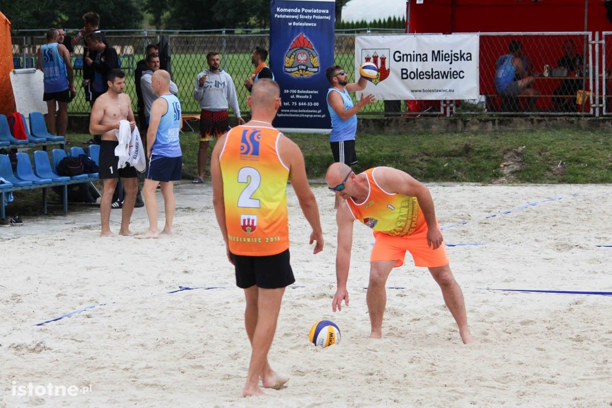 Dolnośląscy strażacy rywalizują w siatkówce plażowej w Bolesławcu
