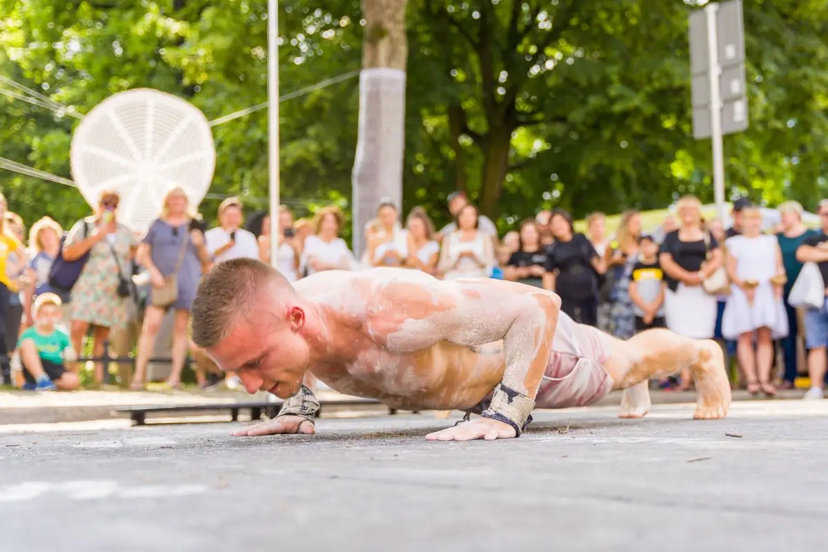 Street workout na Glina Show - pokaz Mariusza Szczepanowskiego