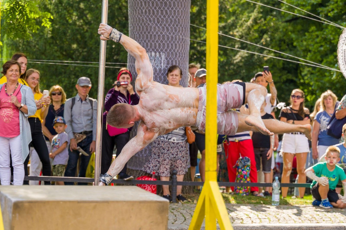 Street workout na Glina Show - pokaz Mariusza Szczepanowskiego