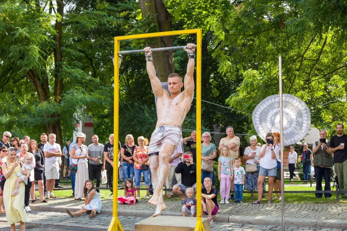 Street workout na Glina Show - pokaz Mariusza Szczepanowskiego