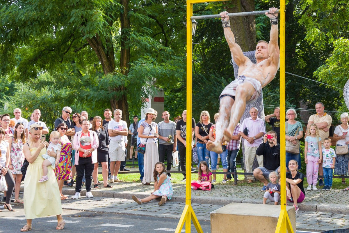 Street workout na Glina Show - pokaz Mariusza Szczepanowskiego