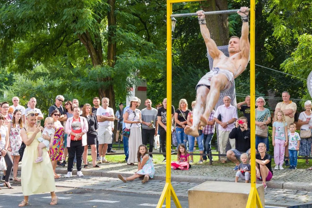 Street workout na Glina Show - pokaz Mariusza Szczepanowskiego