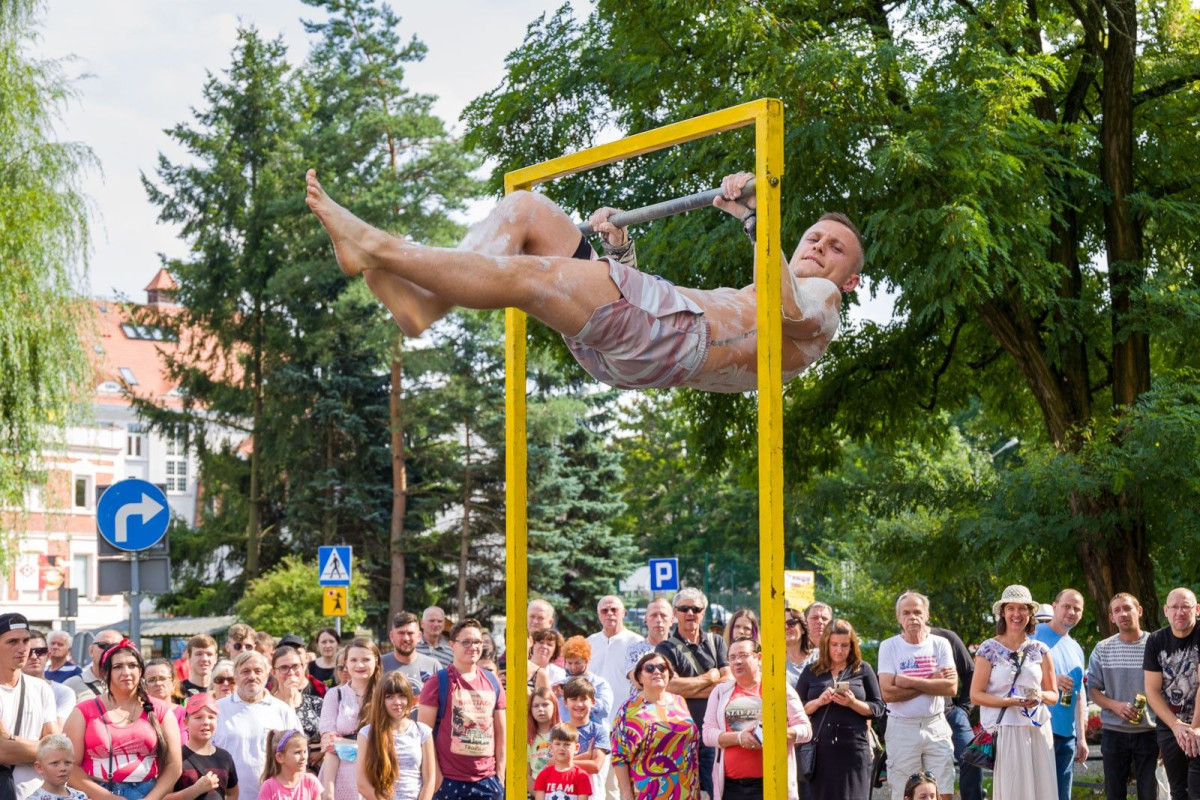 Street workout na Glina Show - pokaz Mariusza Szczepanowskiego