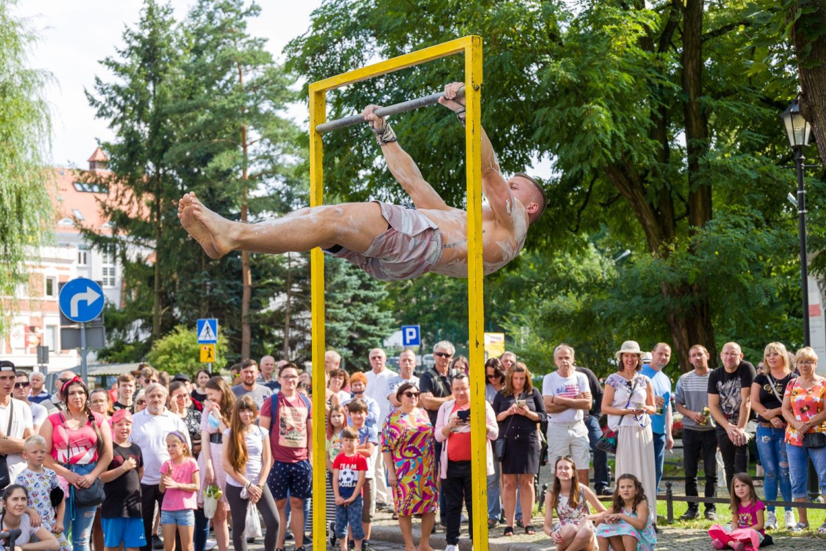 Street workout na Glina Show - pokaz Mariusza Szczepanowskiego