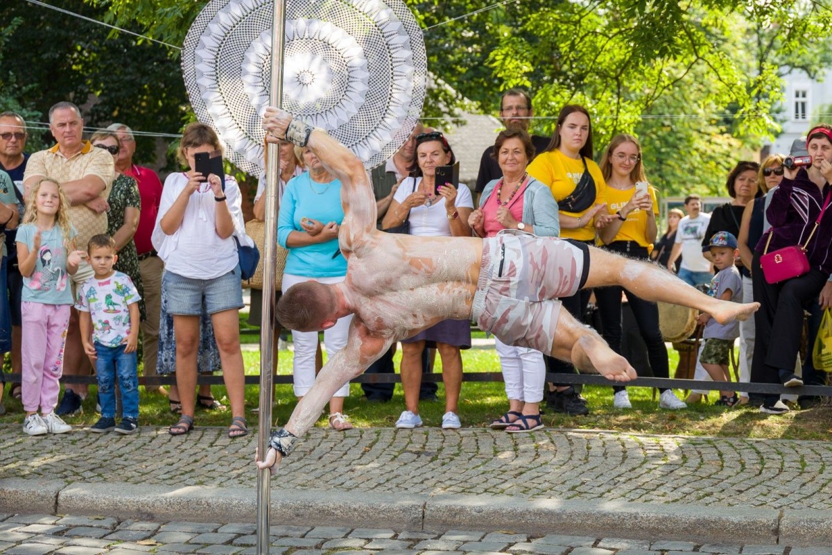 Street workout na Glina Show - pokaz Mariusza Szczepanowskiego
