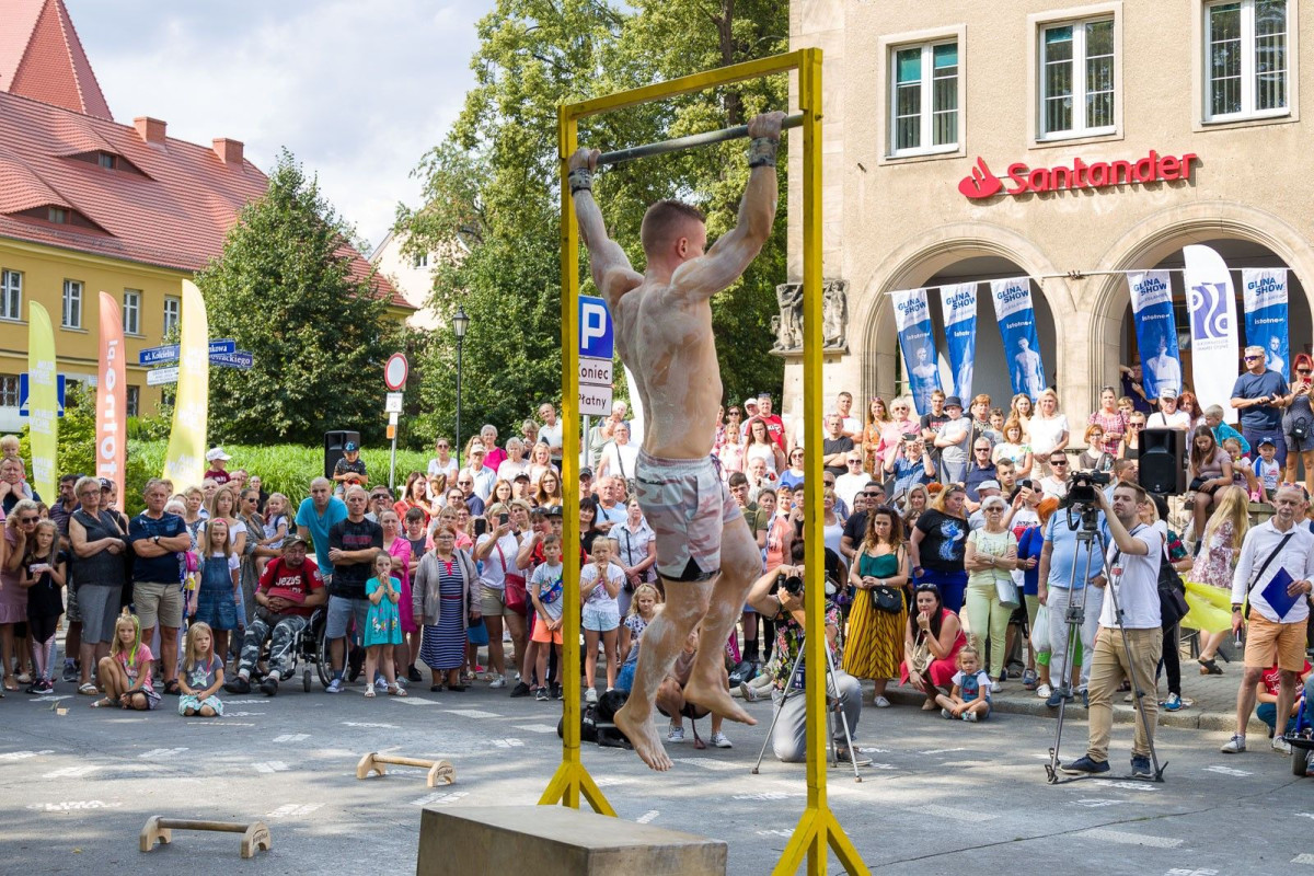 Street workout na Glina Show - pokaz Mariusza Szczepanowskiego