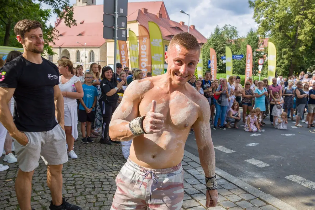 Street workout na Glina Show - pokaz Mariusza Szczepanowskiego