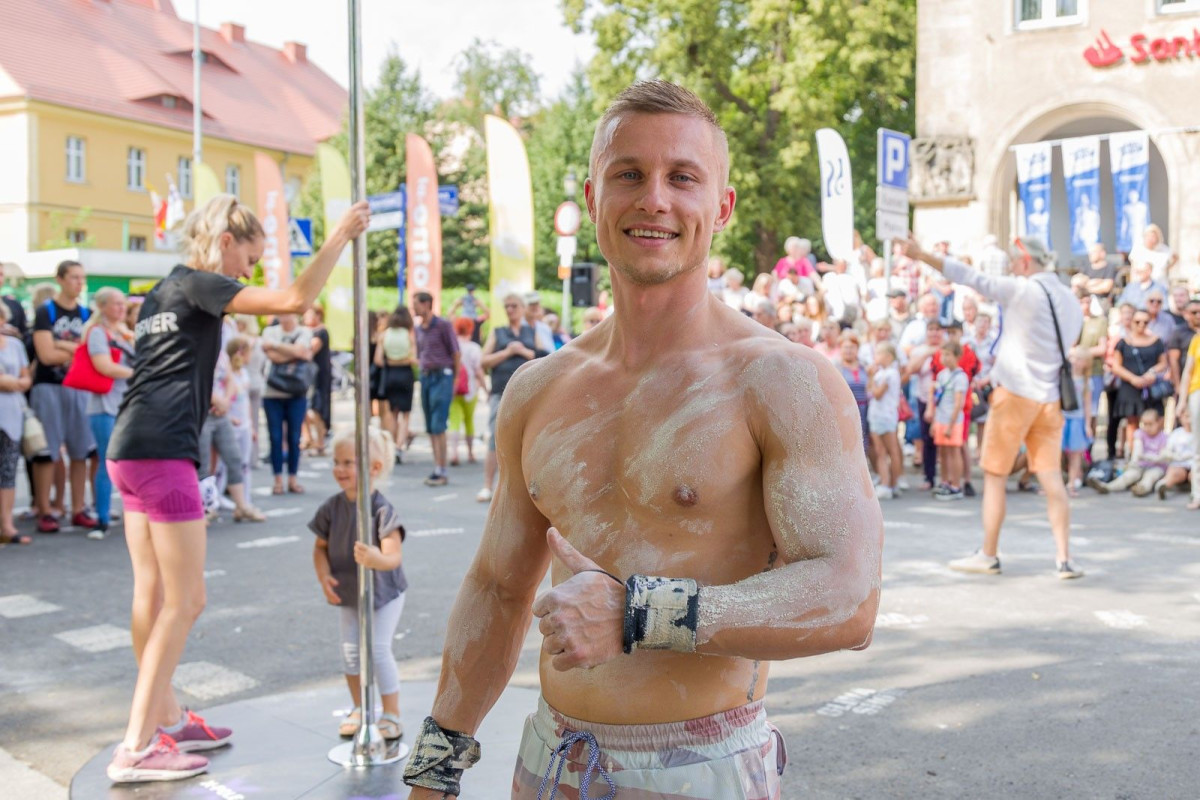 Street workout na Glina Show - pokaz Mariusza Szczepanowskiego
