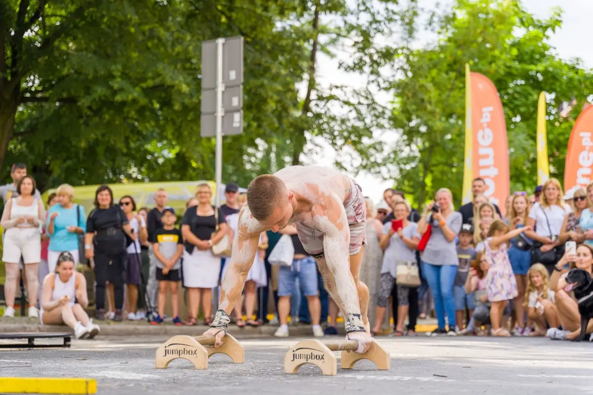 Street workout na Glina Show - pokaz Mariusza Szczepanowskiego