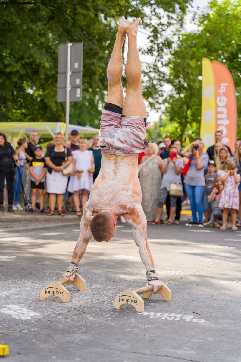 Street workout na Glina Show - pokaz Mariusza Szczepanowskiego