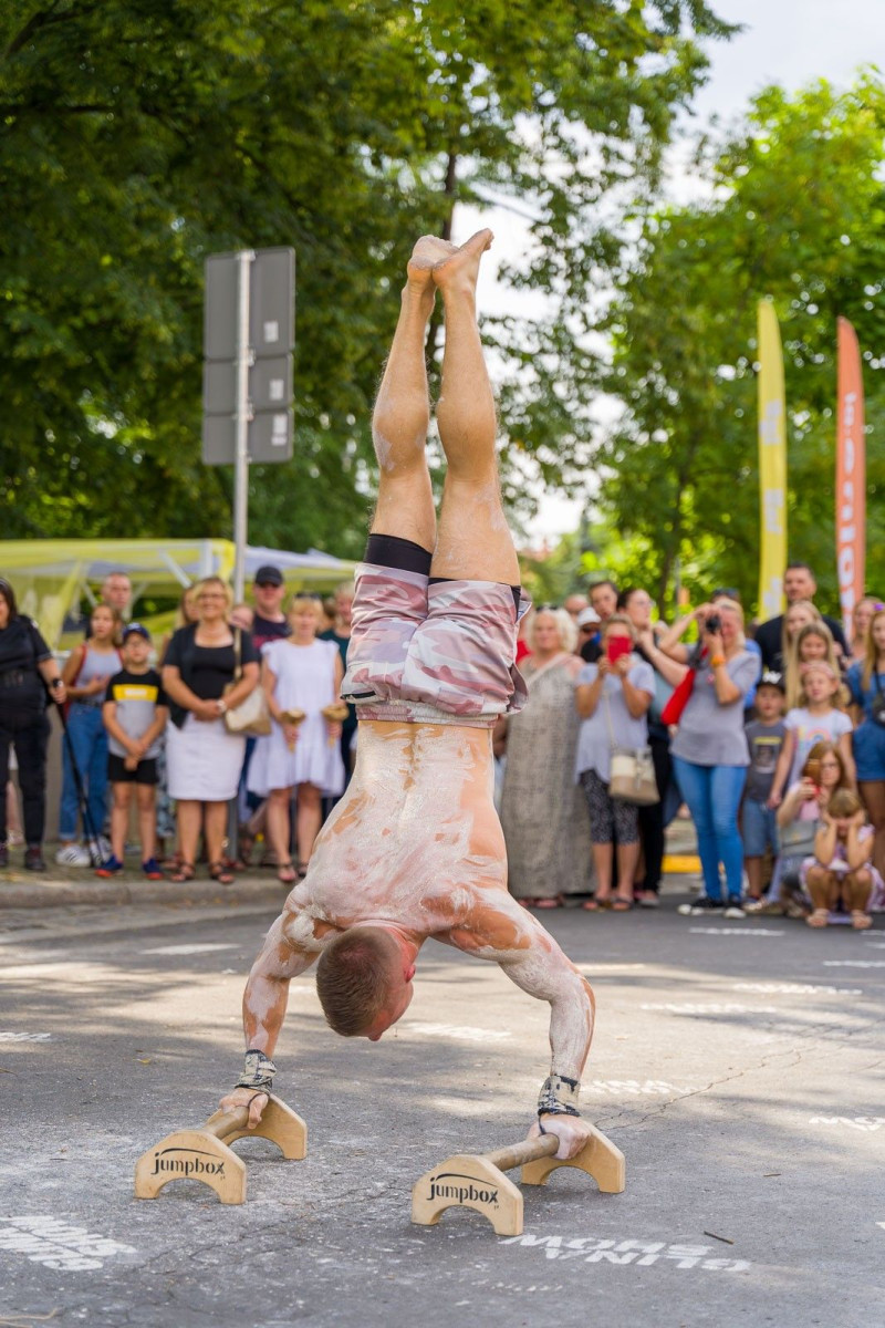 Street workout na Glina Show - pokaz Mariusza Szczepanowskiego