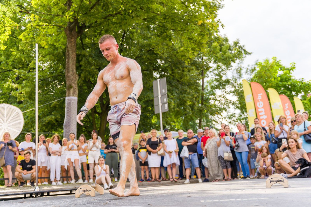 Street workout na Glina Show - pokaz Mariusza Szczepanowskiego
