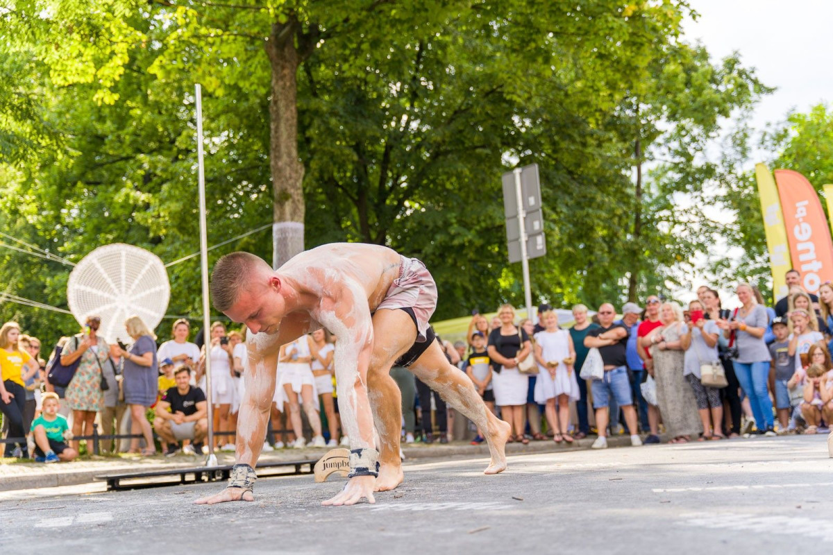 Street workout na Glina Show - pokaz Mariusza Szczepanowskiego