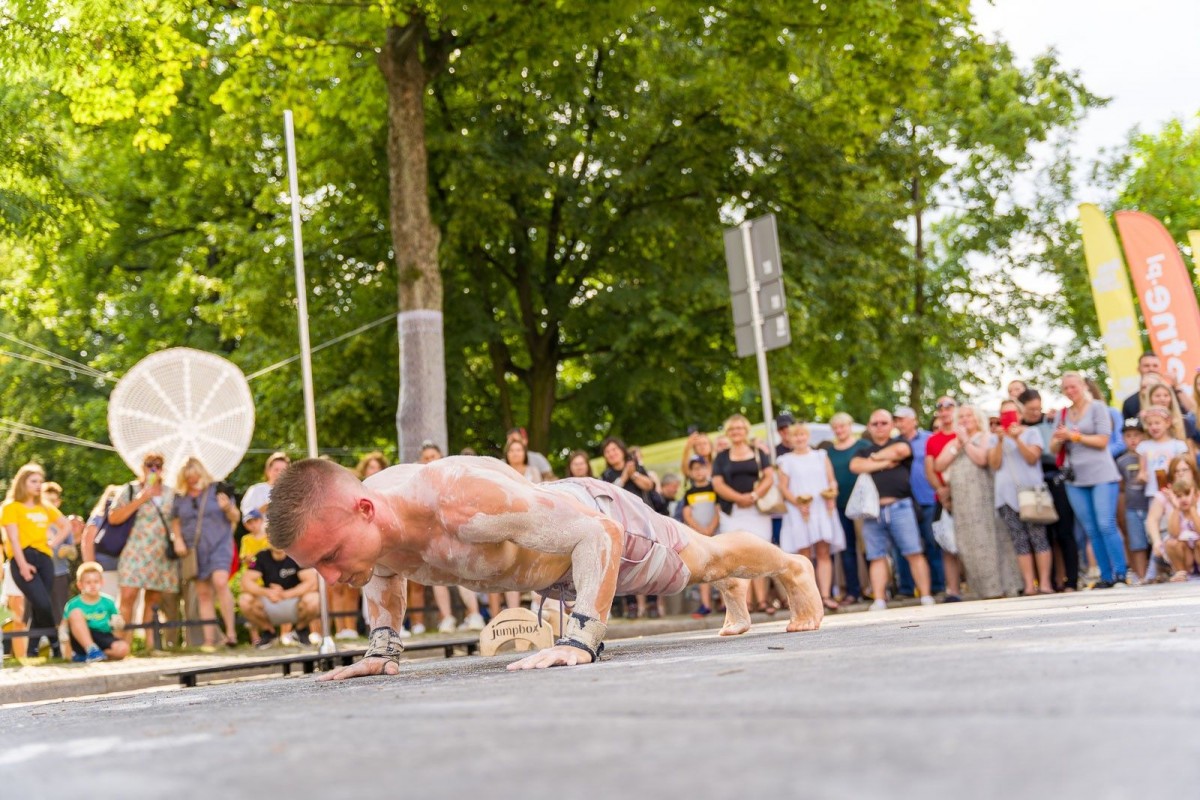 Street workout na Glina Show - pokaz Mariusza Szczepanowskiego