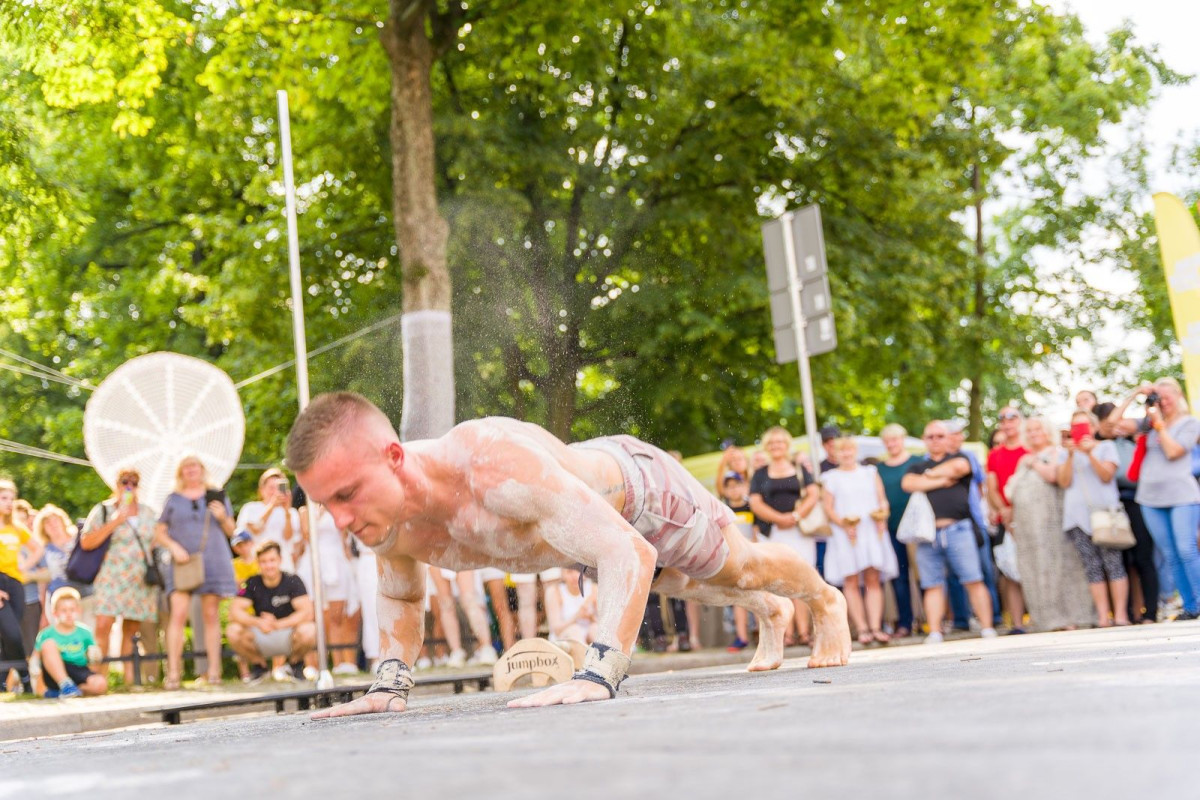 Street workout na Glina Show - pokaz Mariusza Szczepanowskiego