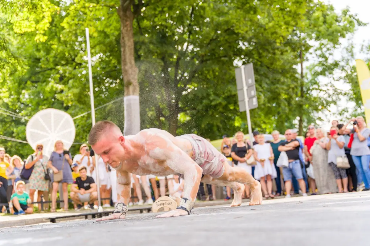 Street workout na Glina Show - pokaz Mariusza Szczepanowskiego