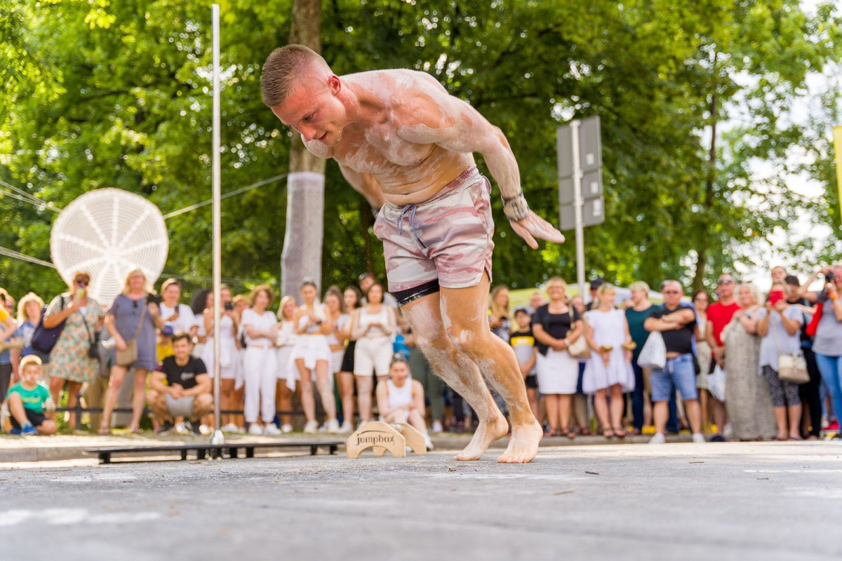 Street workout na Glina Show - pokaz Mariusza Szczepanowskiego