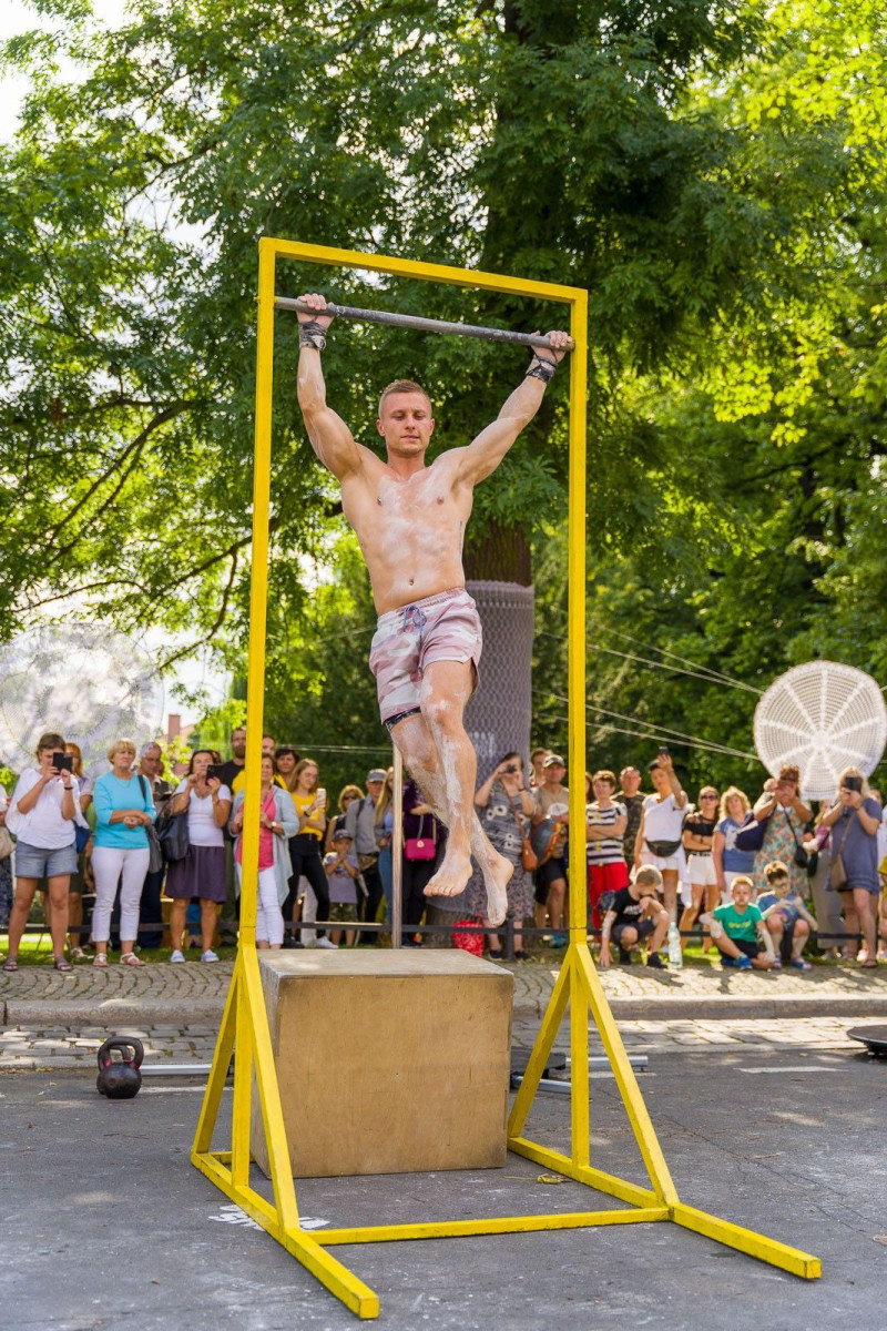 Street workout na Glina Show - pokaz Mariusza Szczepanowskiego