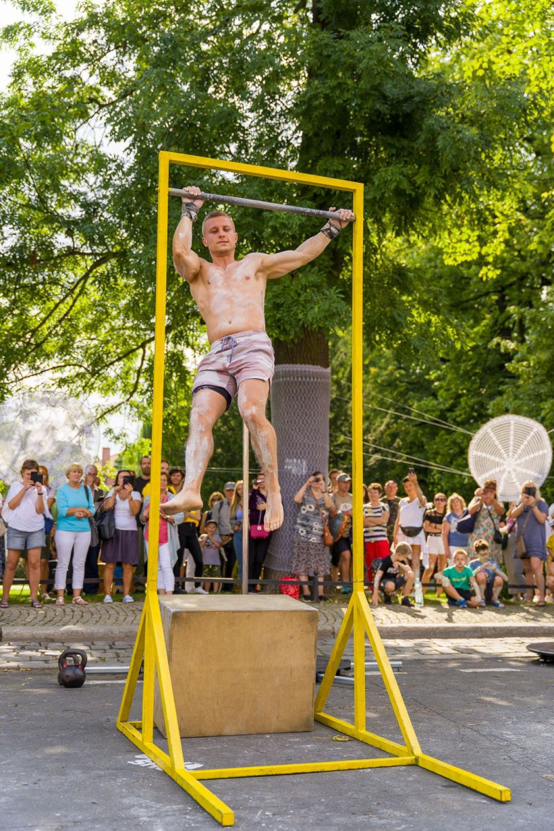 Street workout na Glina Show - pokaz Mariusza Szczepanowskiego