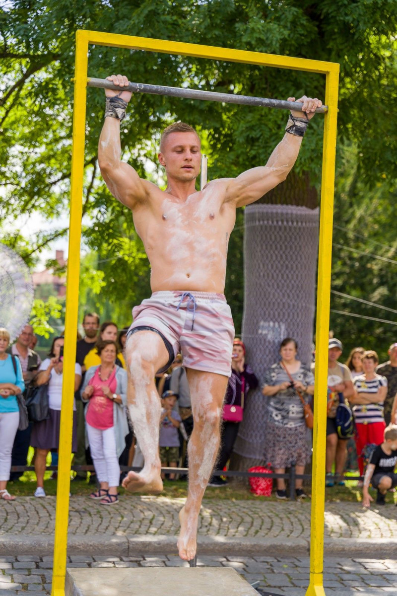 Street workout na Glina Show - pokaz Mariusza Szczepanowskiego