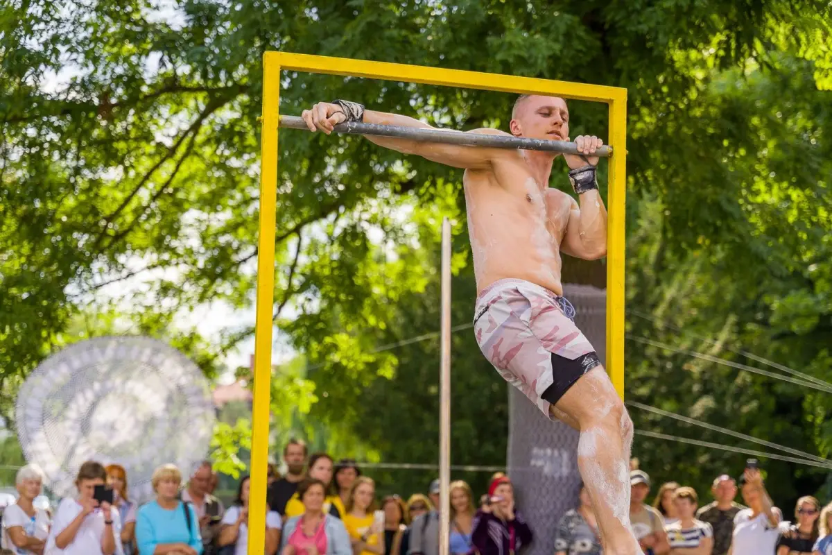Street workout na Glina Show - pokaz Mariusza Szczepanowskiego