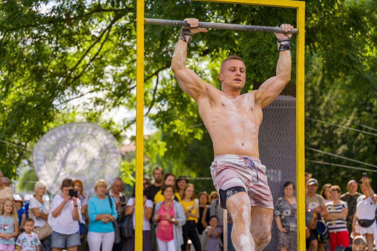 Street workout na Glina Show - pokaz Mariusza Szczepanowskiego