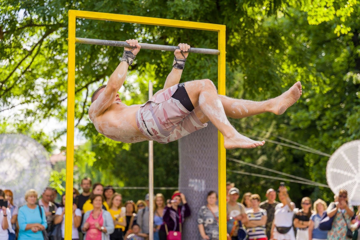 Street workout na Glina Show - pokaz Mariusza Szczepanowskiego