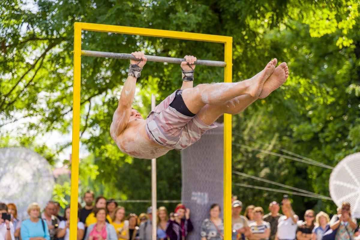 Street workout na Glina Show - pokaz Mariusza Szczepanowskiego