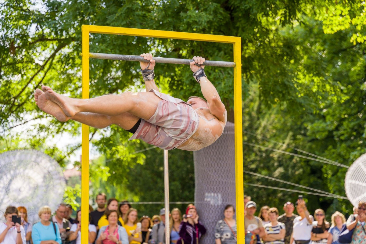 Street workout na Glina Show - pokaz Mariusza Szczepanowskiego