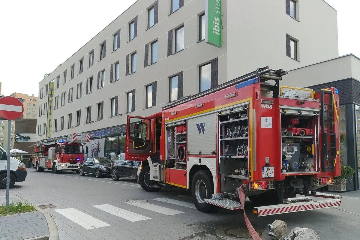 Ćwiczenia strażackie przy hotelu Ibis w Bolesławcu