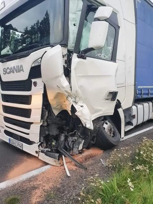 Zderzenie osobówki z ciężarówką w Dąbrowie Bolesławieckiej