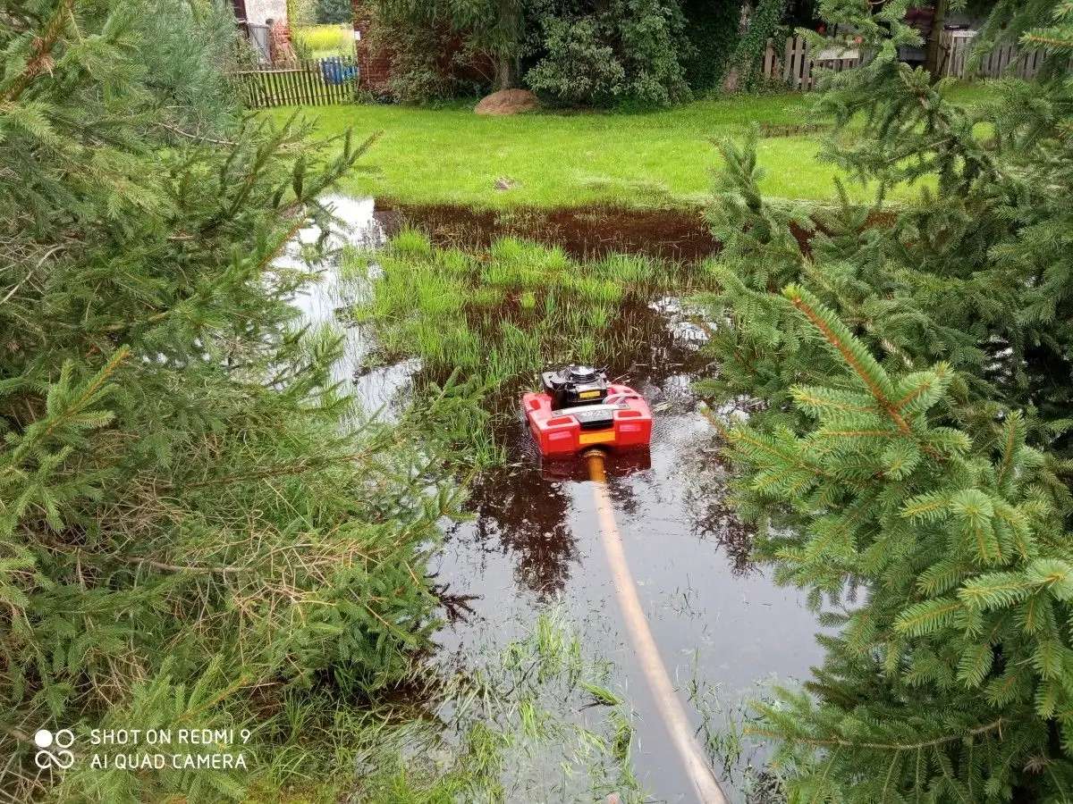 Zalana posesja w Pasterniku. Strażacy wypompowują wodę