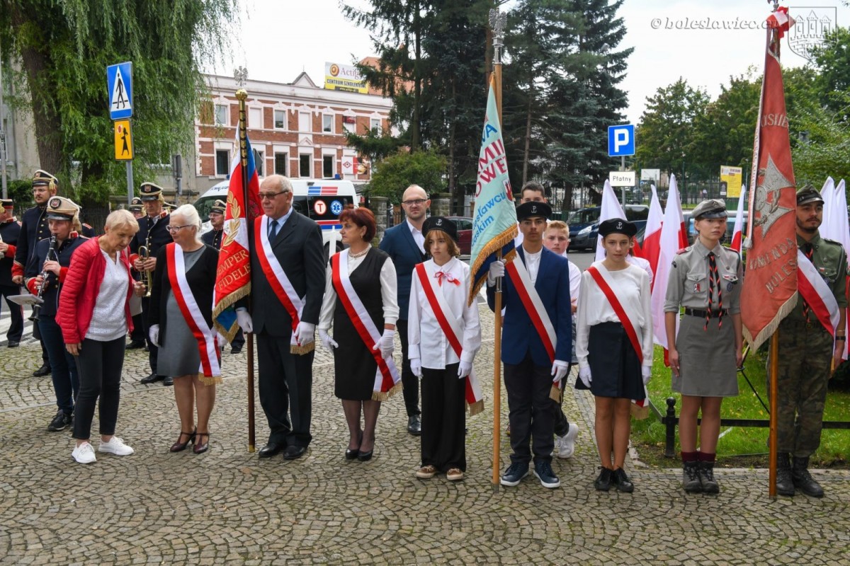 Uroczystości pod pomnikiem 100-lecia Odzyskania Niepodległości oraz na cmentarzu