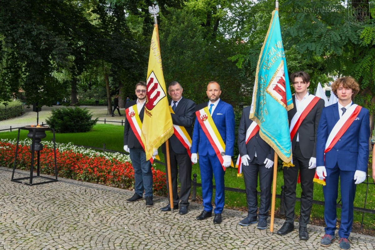 Uroczystości pod pomnikiem 100-lecia Odzyskania Niepodległości oraz na cmentarzu