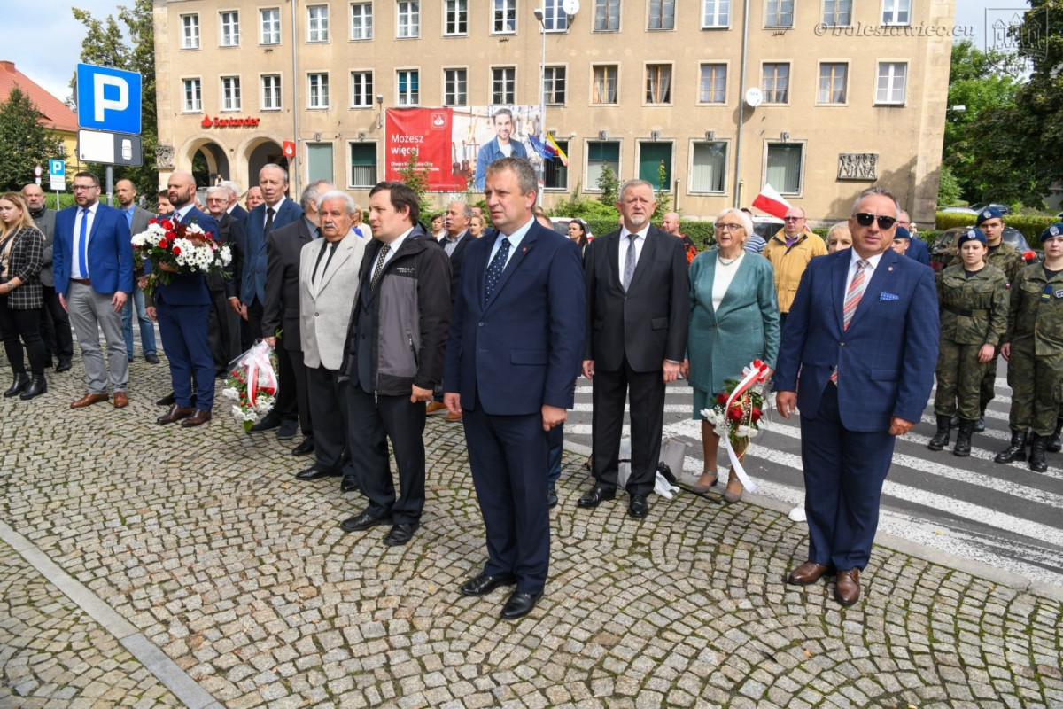 Uroczystości pod pomnikiem 100-lecia Odzyskania Niepodległości oraz na cmentarzu