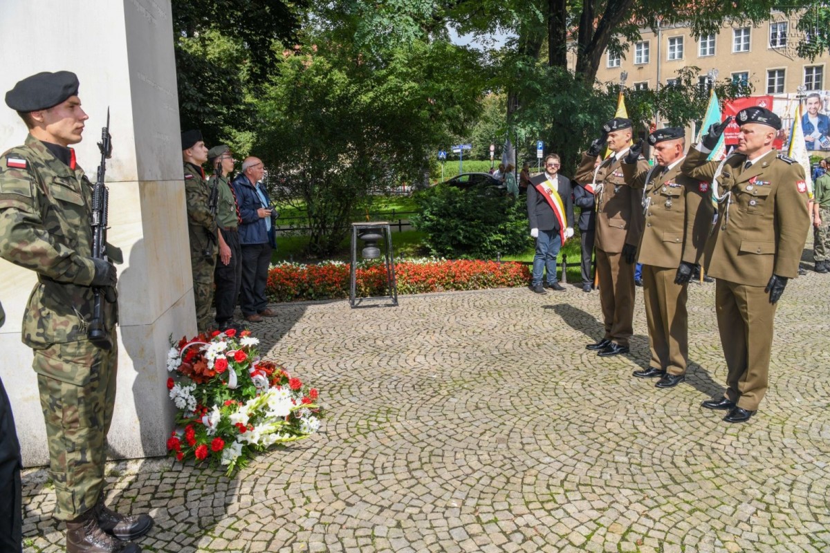 Uroczystości pod pomnikiem 100-lecia Odzyskania Niepodległości oraz na cmentarzu