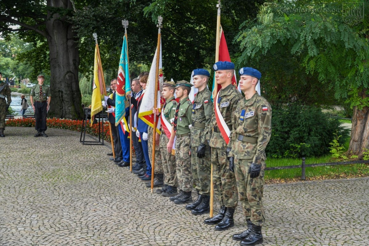 Uroczystości pod pomnikiem 100-lecia Odzyskania Niepodległości oraz na cmentarzu