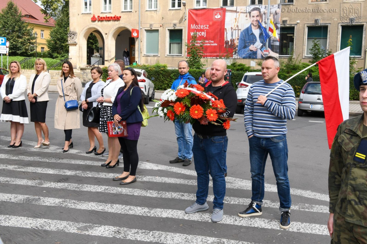 Uroczystości pod pomnikiem 100-lecia Odzyskania Niepodległości oraz na cmentarzu