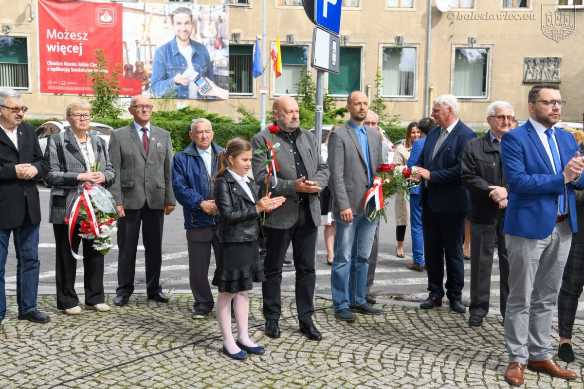 Uroczystości pod pomnikiem 100-lecia Odzyskania Niepodległości oraz na cmentarzu