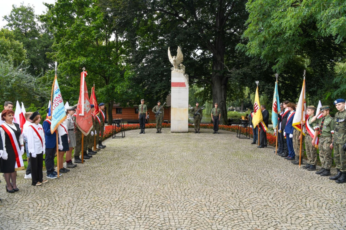 Uroczystości pod pomnikiem 100-lecia Odzyskania Niepodległości oraz na cmentarzu