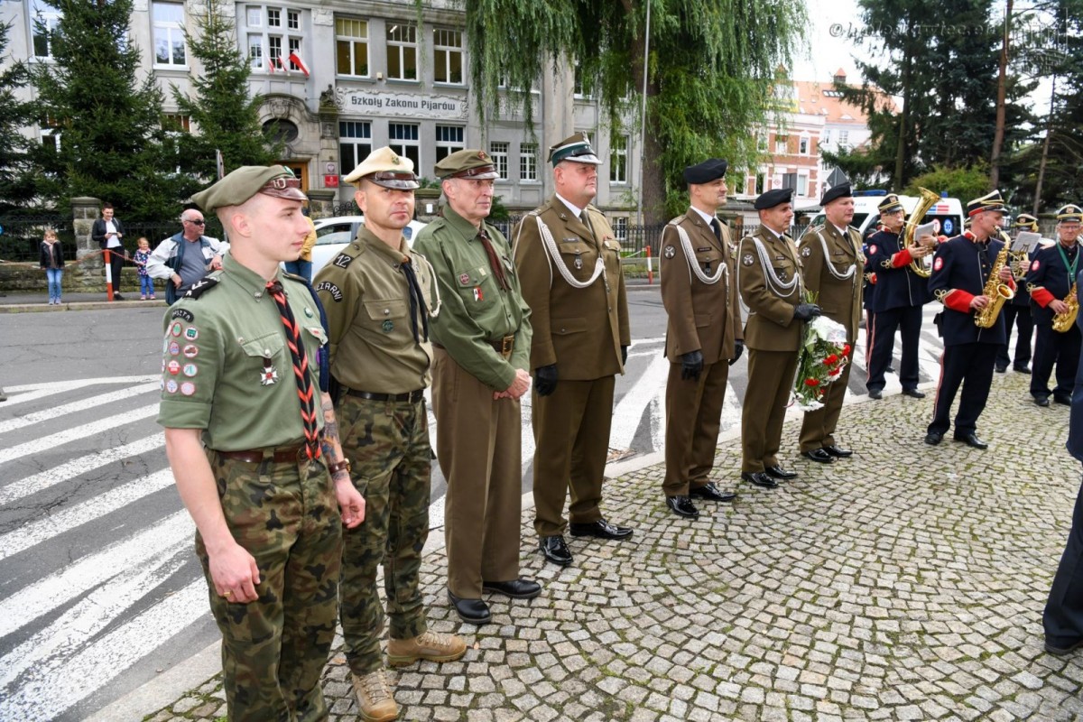 Uroczystości pod pomnikiem 100-lecia Odzyskania Niepodległości oraz na cmentarzu