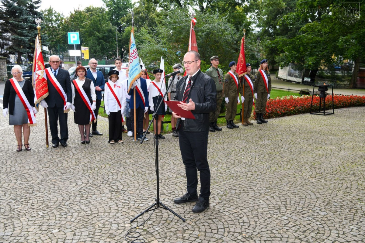 Uroczystości pod pomnikiem 100-lecia Odzyskania Niepodległości oraz na cmentarzu