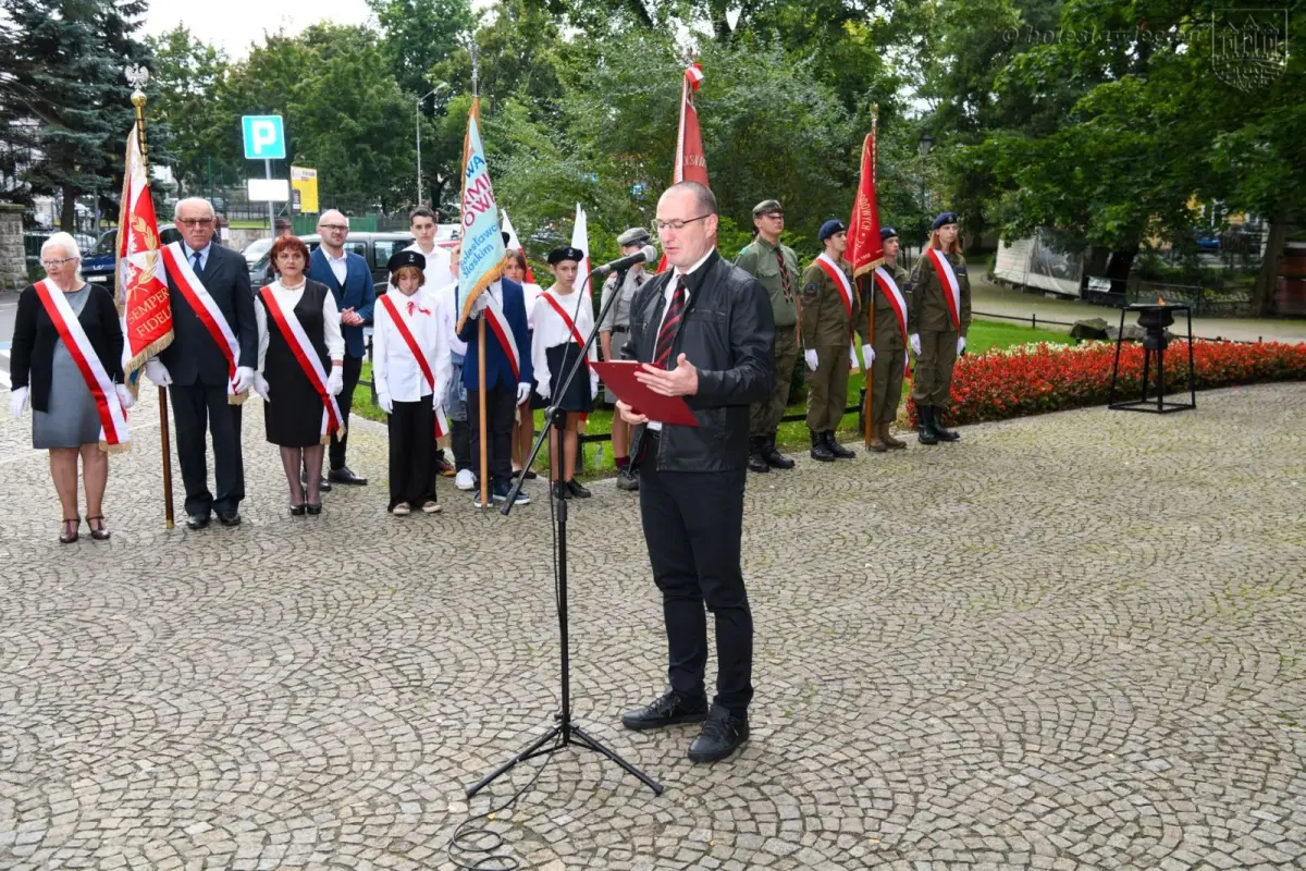 Uroczystości pod pomnikiem 100-lecia Odzyskania Niepodległości oraz na cmentarzu