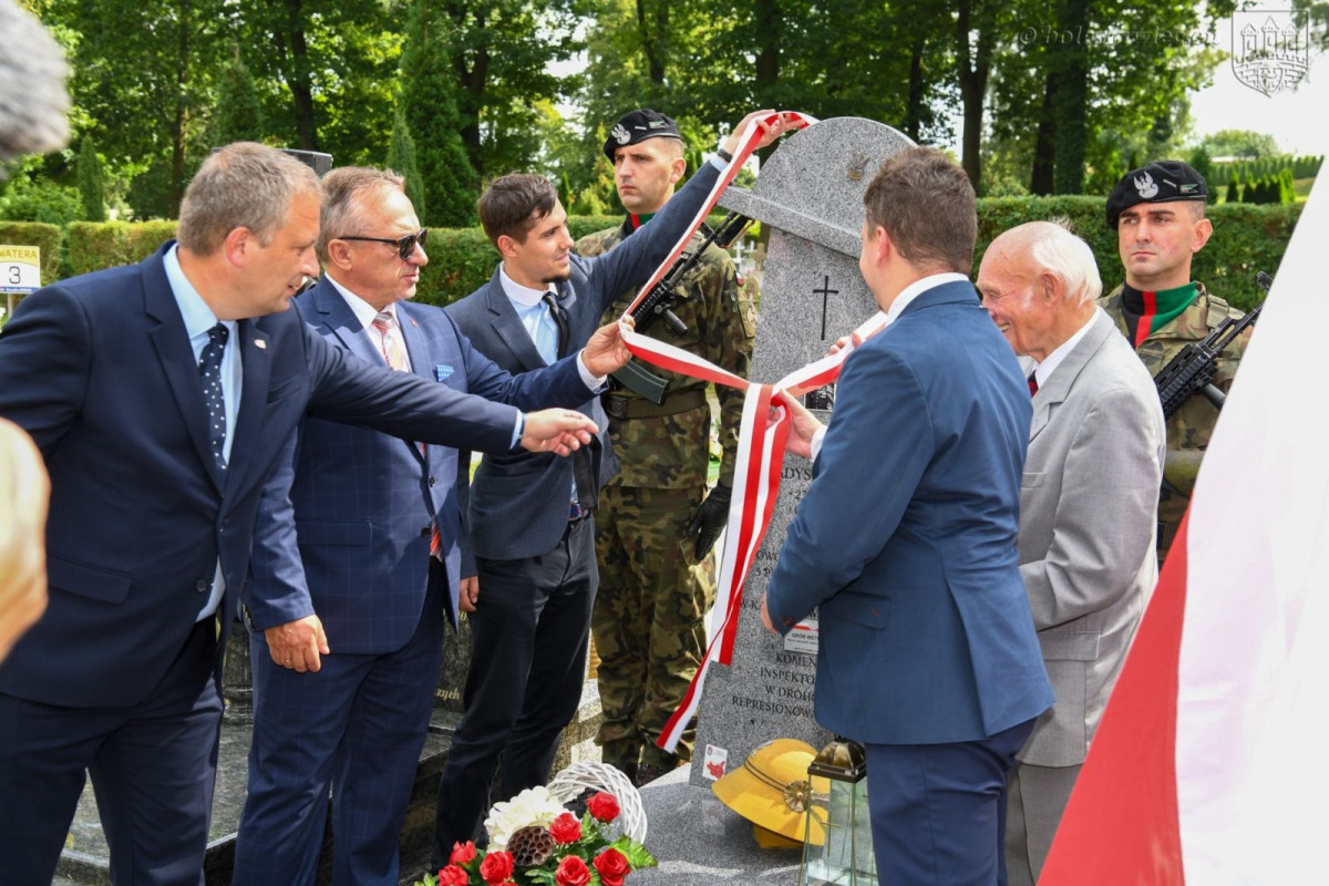 Uroczystości pod pomnikiem 100-lecia Odzyskania Niepodległości oraz na cmentarzu
