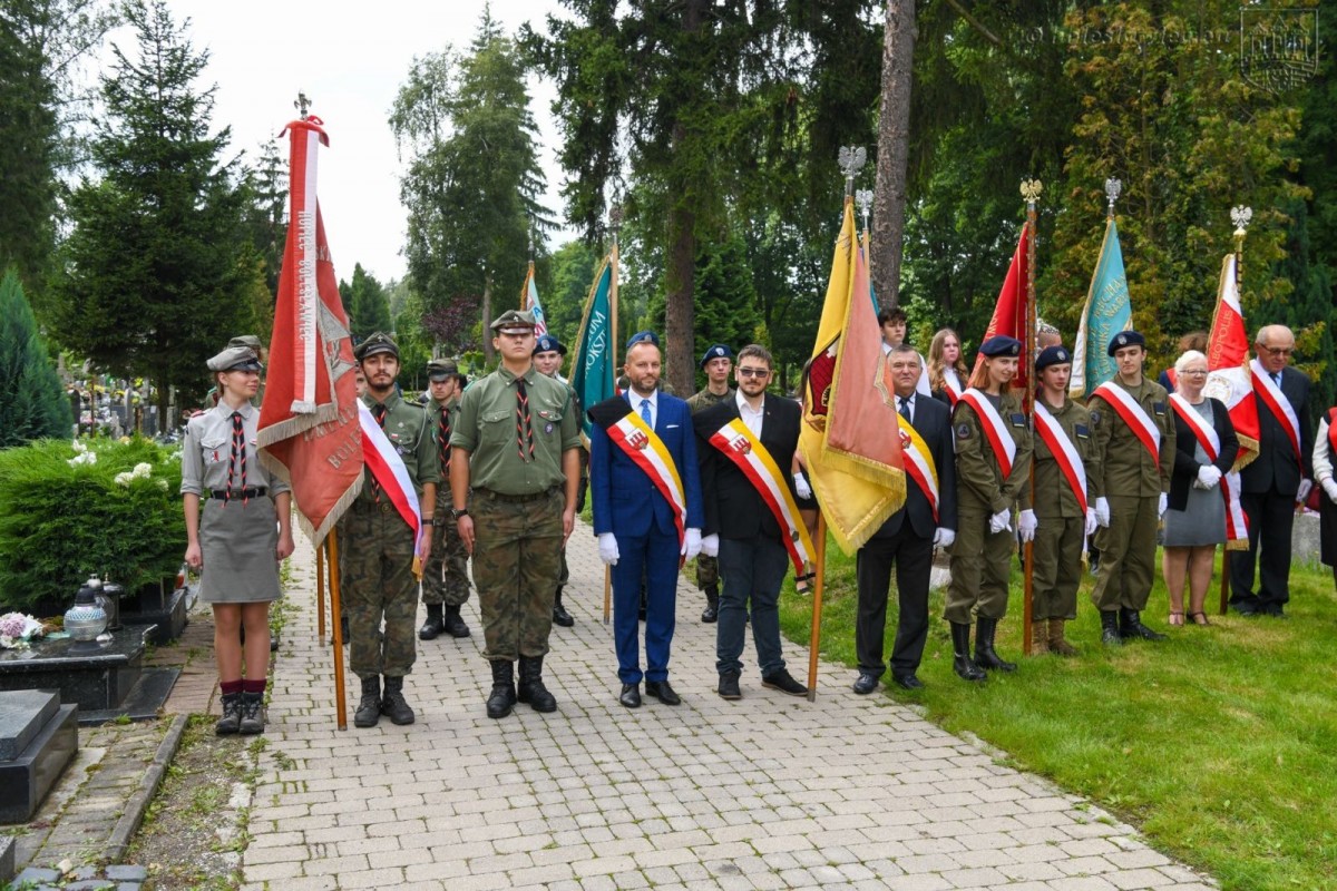 Uroczystości pod pomnikiem 100-lecia Odzyskania Niepodległości oraz na cmentarzu
